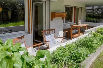 Ein Garten an der Unterkunft Riverside Apartment