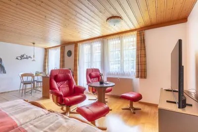 Ein Sitzbereich in der Unterkunft Bärefalli Eiger Panorama