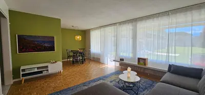Ein Sitzbereich in der Unterkunft Garden Suite Thun