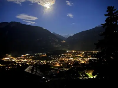 Ein allgemeiner Bergblick oder ein Berglick von des Hotels aus