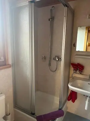 Ein Badezimmer in der Unterkunft Gasthaus Tschiffra