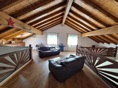 Ein Sitzbereich in der Unterkunft Birdy's House, duplex jusqu'à 9 pers à Savièse