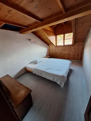Ein Bett oder Betten in einem Zimmer der Unterkunft Birdy's House, duplex jusqu'à 9 pers à Savièse