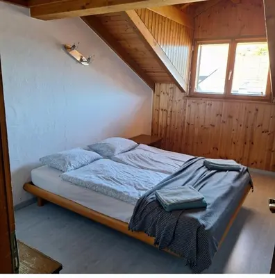 Ein Bett oder Betten in einem Zimmer der Unterkunft Birdy's House, duplex jusqu'à 9 pers à Savièse