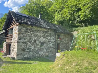 Ein Garten an der Unterkunft Cozy Rustic Prato Sornico