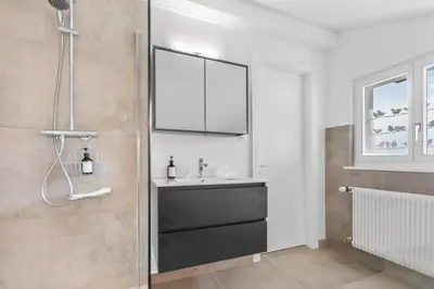 Ein Badezimmer in der Unterkunft Attique rénové avec jacuzzi 6 pers à Savièse