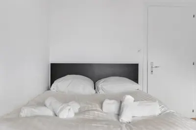 Ein Bett oder Betten in einem Zimmer der Unterkunft Attique rénové avec jacuzzi 6 pers à Savièse