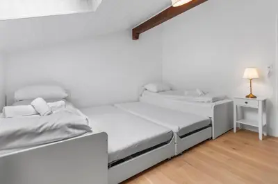 Ein Bett oder Betten in einem Zimmer der Unterkunft Attique rénové avec jacuzzi 6 pers à Savièse