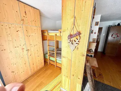 Ein Bett oder Betten in einem Zimmer der Unterkunft Family-Friendly Mörlialp Flat with Views