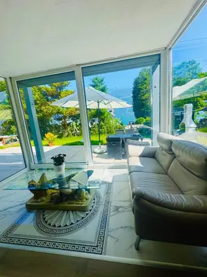 Ein Sitzbereich in der Unterkunft Villa Lakeview Appartment Tomori