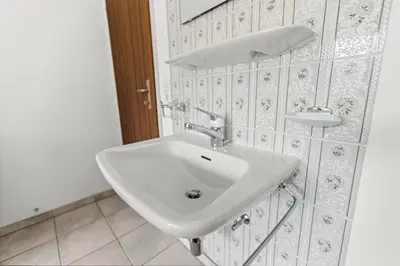 Ein Badezimmer in der Unterkunft Vue, 2 terrasses & parking privé - Saas-Grund