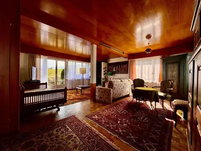 Ein Sitzbereich in der Unterkunft Vintage Lake View Villa with Outdoor Pool