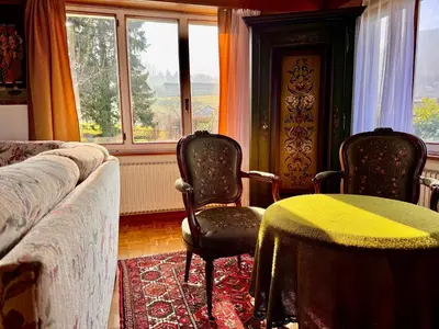 Ein Sitzbereich in der Unterkunft Vintage Lake View Villa with Outdoor Pool
