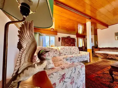 Ein Sitzbereich in der Unterkunft Vintage Lake View Villa with Outdoor Pool