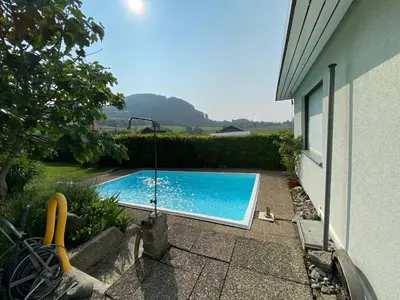 Der Swimmingpool an oder in der Nähe von Vintage Lake View Villa with Outdoor Pool
