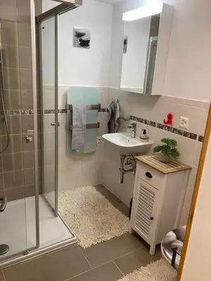 Ein Badezimmer in der Unterkunft Charmante kleine ruhige Wohnung