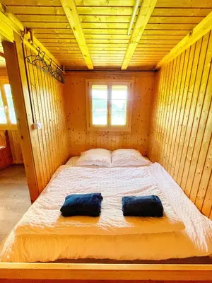 Ein Bett oder Betten in einem Zimmer der Unterkunft Peter's Hütte in Hasliberg Bidmi