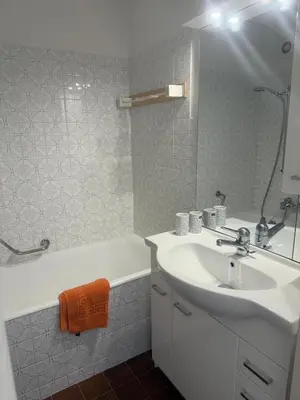 Ein Badezimmer in der Unterkunft 2 Zimmerwohnung Haus Marmotta 26