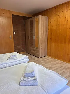 Ein Bett oder Betten in einem Zimmer der Unterkunft Weisses Haus