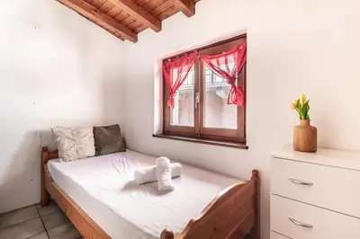 Ein Bett oder Betten in einem Zimmer der Unterkunft Panoramic House on Lake Maggiore