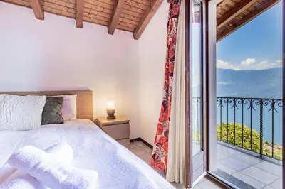 Ein Bett oder Betten in einem Zimmer der Unterkunft Panoramic House on Lake Maggiore