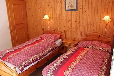 Ein Bett oder Betten in einem Zimmer der Unterkunft Bel Alp 2 Appartement avec jardin Evolene