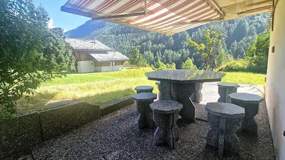Ein allgemeiner Bergblick oder ein Berglick von des Chalets aus