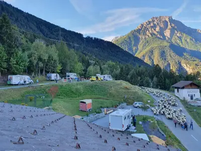Ein allgemeiner Bergblick oder ein Berglick von des Campingplatzes aus
