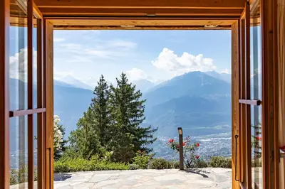 Ein allgemeiner Bergblick oder ein Berglick von der Villa aus