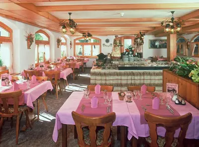 Ein Restaurant oder anderes Speiselokal in der Unterkunft Hotel zum See