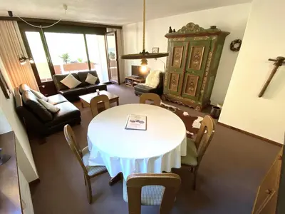 Ein Sitzbereich in der Unterkunft Lärchenwald 1803