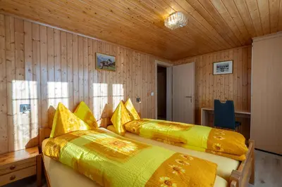 Ein Bett oder Betten in einem Zimmer der Unterkunft Chalet Alpenheim 1 OG