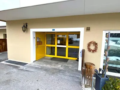 Eine Fassade oder ein Eingang zu Salute 108