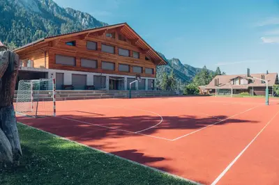 Tennis und/oder Squash in der Unterkunft Wirie-Lodge in Diemtigen Ferienwohnung am Wiriehorn oder in der Nähe