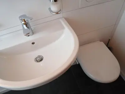 Ein Badezimmer in der Unterkunft Heimelige Wohnung in einem Walliser Haus