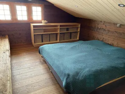 Ein Bett oder Betten in einem Zimmer der Unterkunft Heimelige Wohnung in einem Walliser Haus