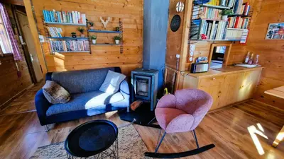 Ein Sitzbereich in der Unterkunft Chalet Dar El Jebel