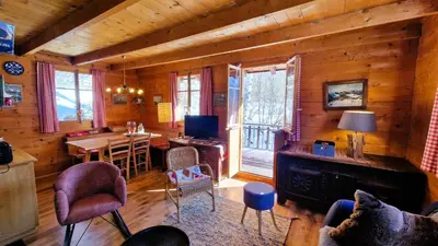 Ein Sitzbereich in der Unterkunft Chalet Dar El Jebel