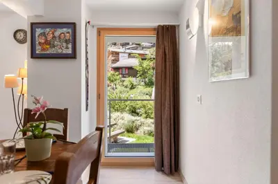 Ein Garten an der Unterkunft Zermatt, 4 pers, 3 lits - Balcon avec vue et petit jardin