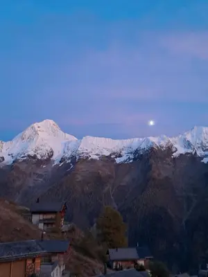 Ein allgemeiner Bergblick oder ein Berglick von des Bed & Breakfasts aus