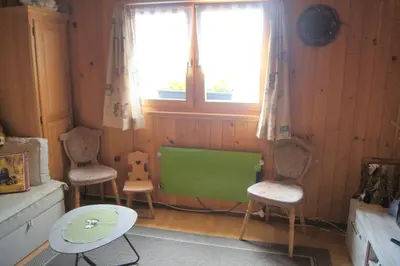 Ein Sitzbereich in der Unterkunft Fluehüsli