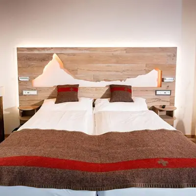 Ein Bett oder Betten in einem Zimmer der Unterkunft Modernes Loft an Top-Lage by ZermattStays
