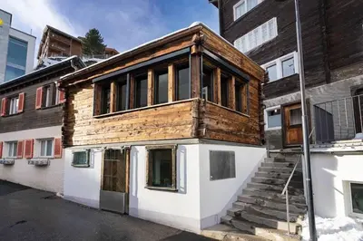 Das Gebäude in dem sich das Ferienhaus befindet