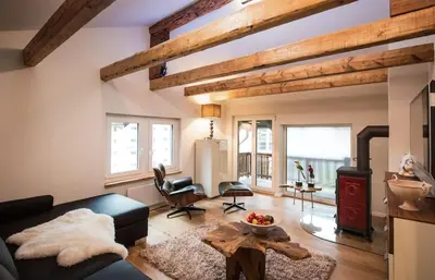 Ein Sitzbereich in der Unterkunft Gemütliches Chalet, 2 Min vom Kirchplatz by ZermattStays