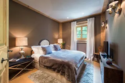 Ein Bett oder Betten in einem Zimmer der Unterkunft Elegant Alpine Chalet with Spa