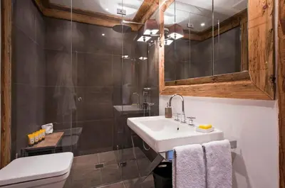 Ein Badezimmer in der Unterkunft Elegant Alpine Chalet with Spa