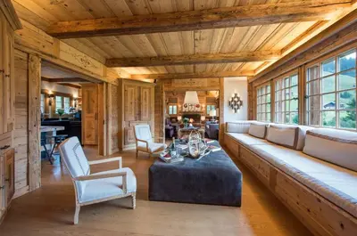 Ein Sitzbereich in der Unterkunft Elegant Alpine Chalet with Spa