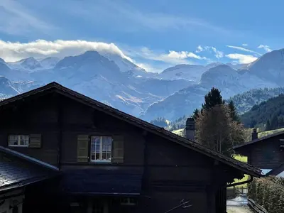 Ein allgemeiner Bergblick oder ein Berglick von der Villa aus