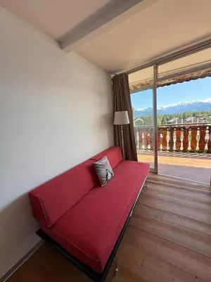 Ein Balkon oder eine Terrasse in der Unterkunft Vue panoramique, Piscine, Spa, Ski in-out & Golf à l'hôtel de l'Etrier à Crans-Montana