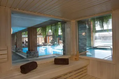 Der Swimmingpool an oder in der Nähe von Vue panoramique, Piscine, Spa, Ski in-out & Golf à l'hôtel de l'Etrier à Crans-Montana